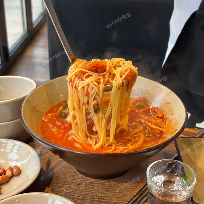 伊家羊肉串 온面（温面，韩国式热面，菜单名）