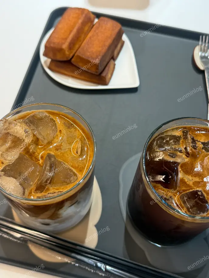 莫兰站 小拉温 咖啡馆 冰美式、冰咖啡拿铁与4个黄油年糕
