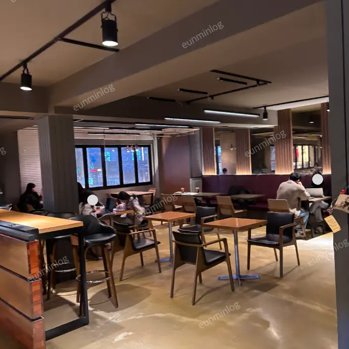 千戶站氛圍咖啡廳 蒂埃德 — 1樓店內空間