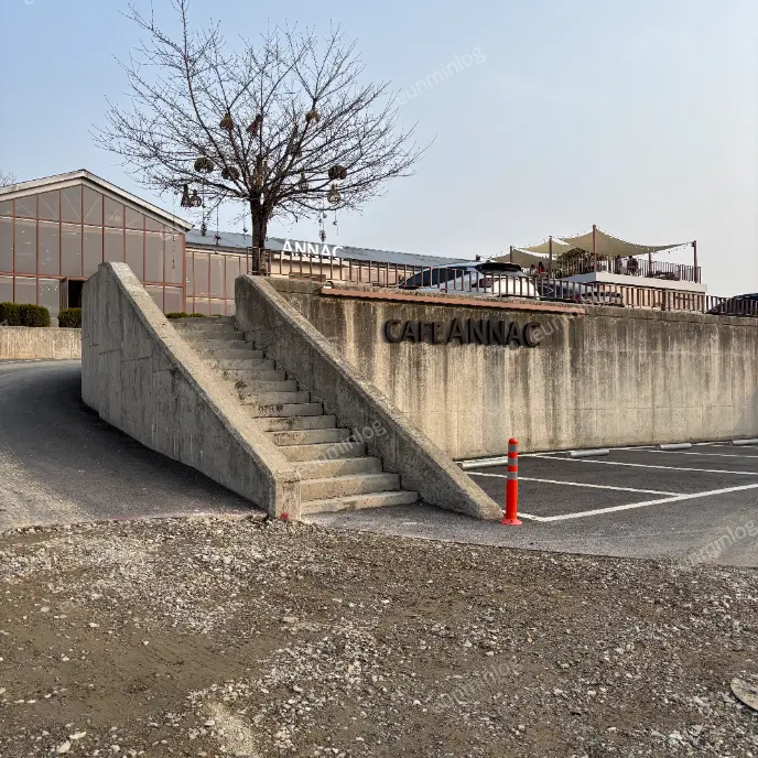 牙山 新井湖 安乐咖啡馆 入口右侧停车场