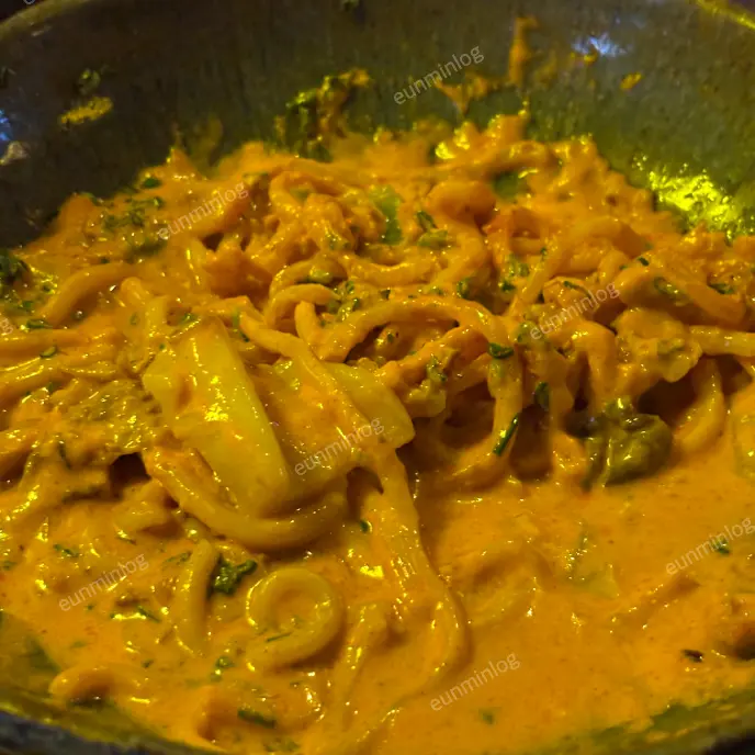 莫兰 居酒屋(日本式小酒馆)美食 非主流 韩式辣味海鲜奶油汤面(类似짬뽕) 奶油与面条