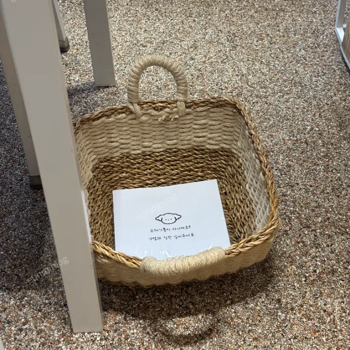 모란역 카페 작은 라온 내부 가방 바구니