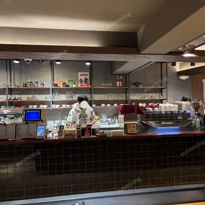 千戶站氛圍咖啡廳 蒂埃德 — 櫃檯全景