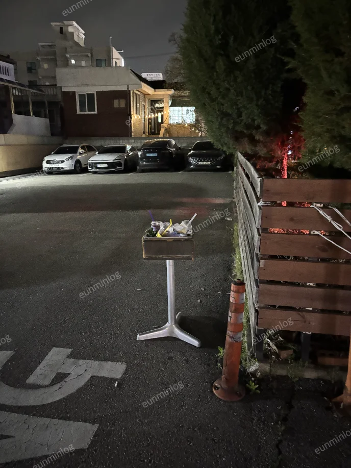 커피빈 수원송죽DT점 실외 흡연구역