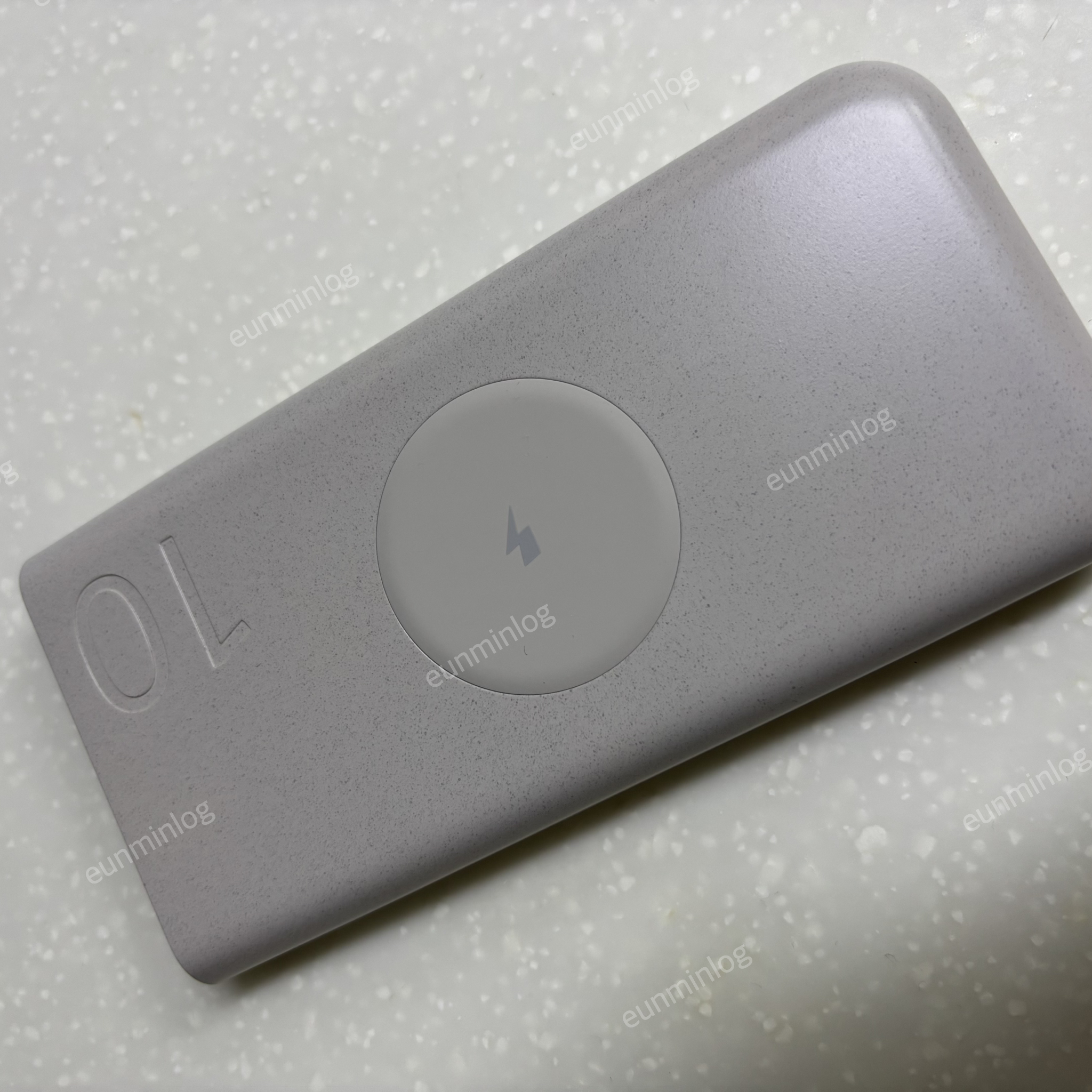 삼성 보조배터리 10000mAh 외관 전면 - 무선 충전구