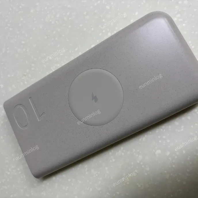 삼성 보조배터리 10000mAh 외관 전면 - 무선 충전구