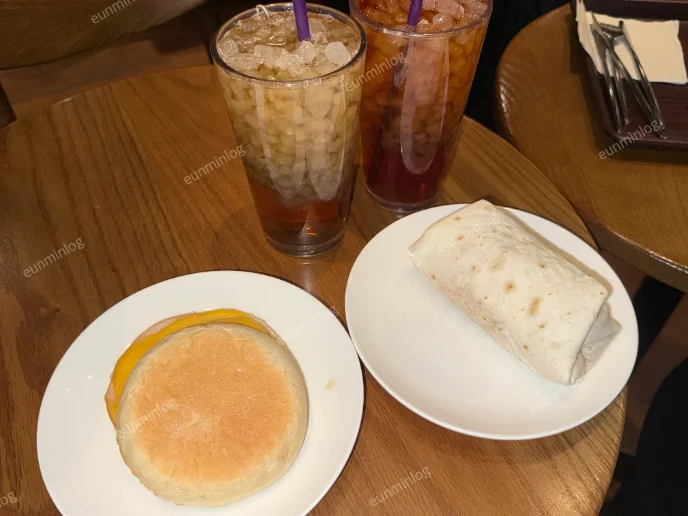 커피빈 수원송죽DT점 햄 치즈 잉글리쉬 머핀과 직화 불고기 멕시칸 부리토