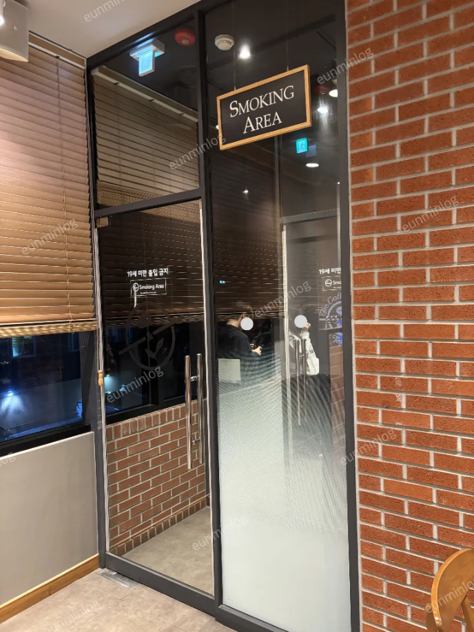 커피빈 수원송죽DT점 실내 흡연실