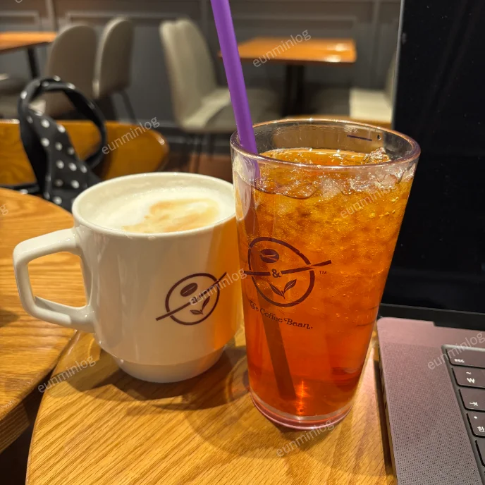 Coffee Bean 水原松竹DT店的熱拿鐵與冰香草路易波士茶