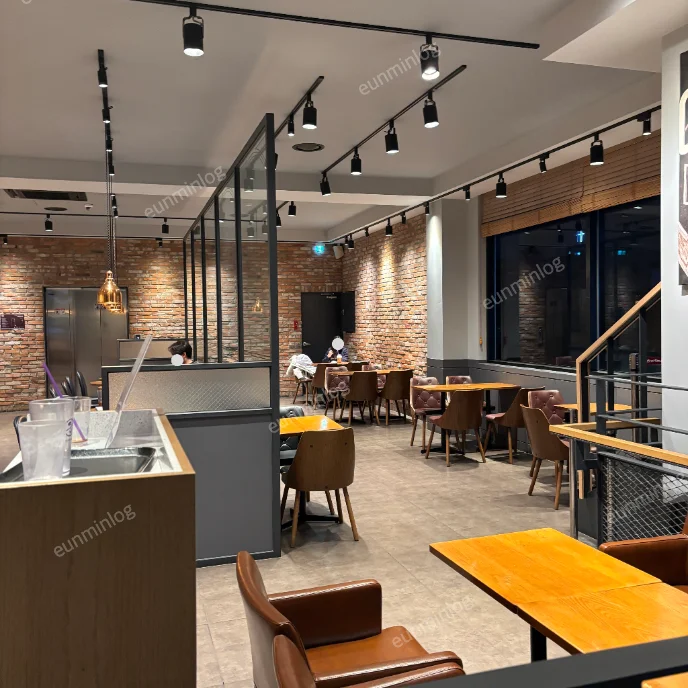 Coffee Bean 水原松竹DT店 2樓寬敞的座位區