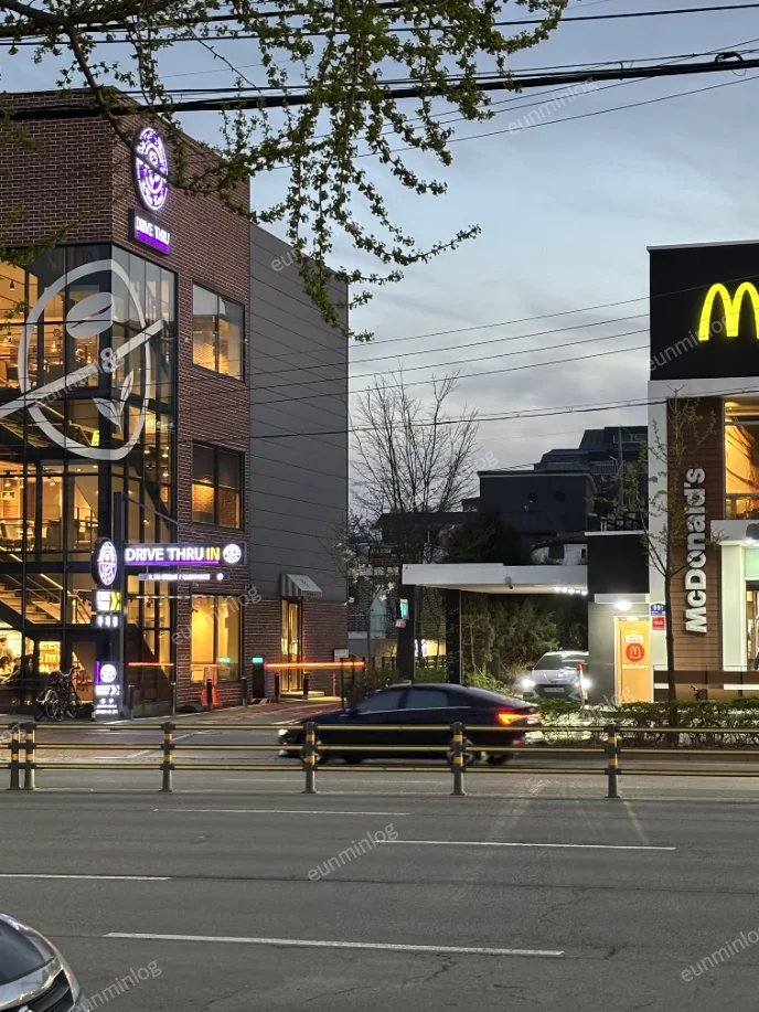 커피빈 수원송죽DT점 드라이브스루 입구