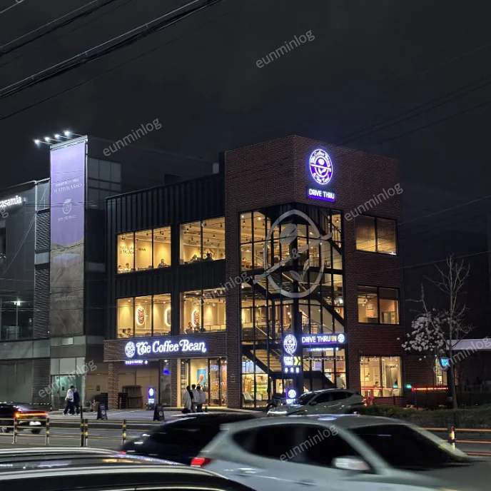 Coffee Bean 水原松竹DT店外觀夜景