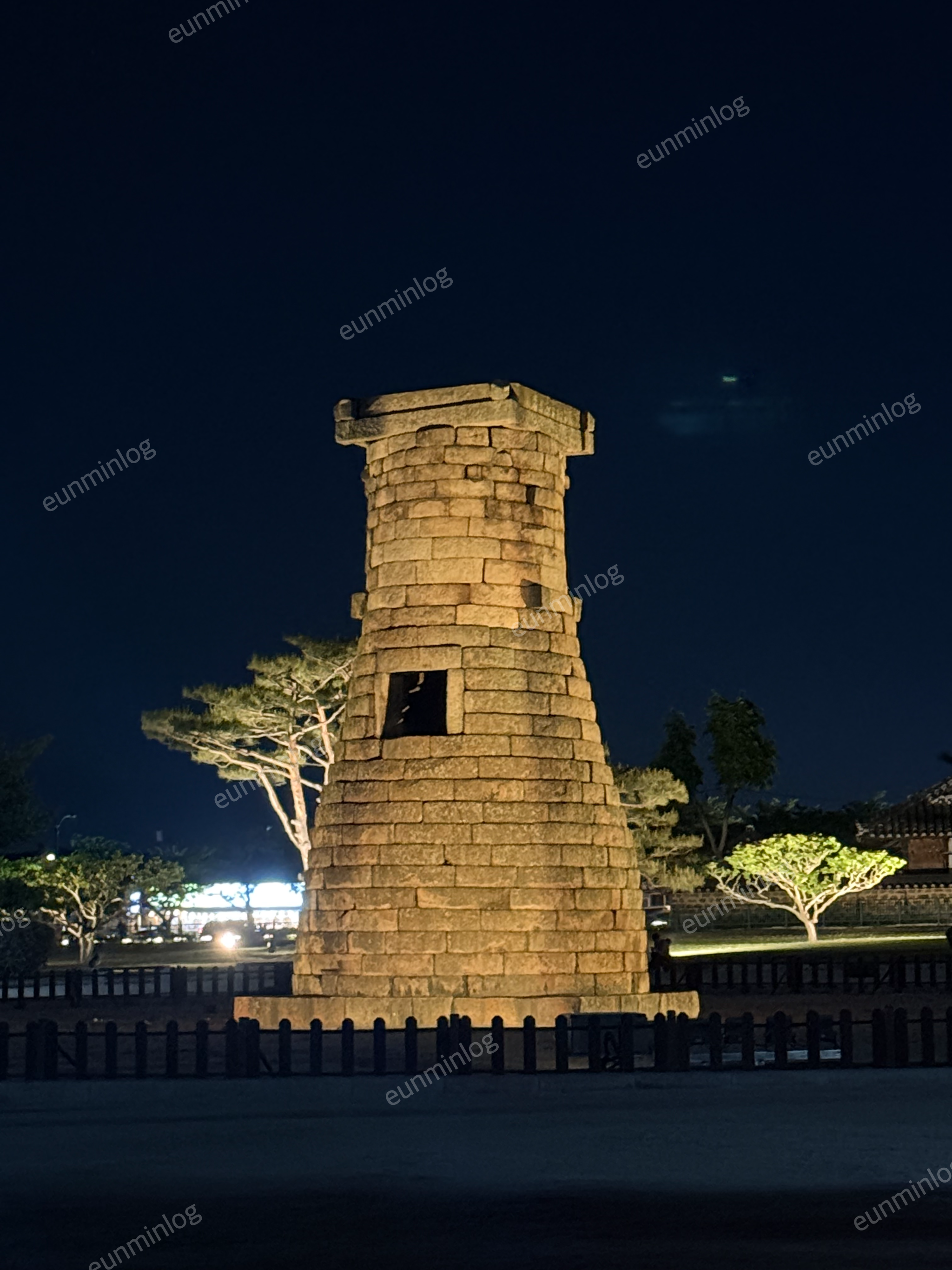 경주 첨성대 야경 조명 전경