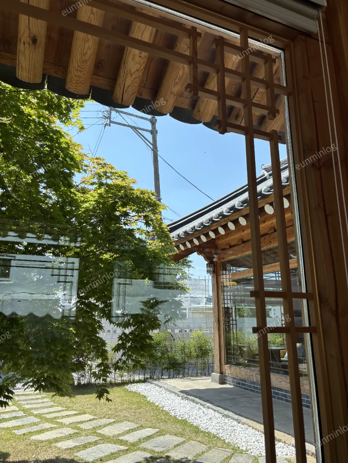 경주 황리단길 한옥카페 선화 마당 보이는 창가 좌석 뷰