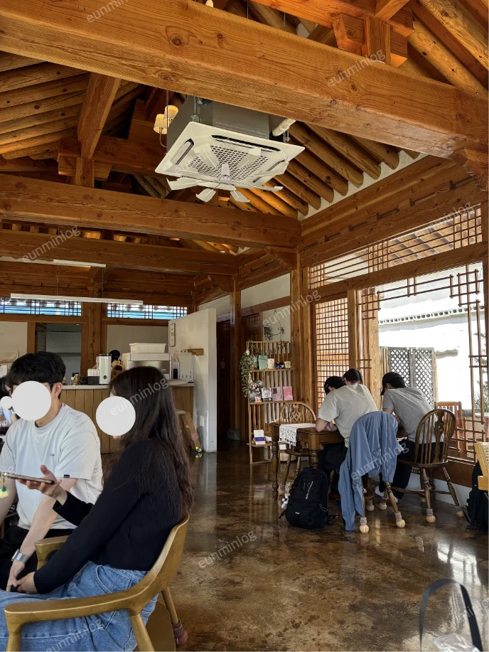 경주 황리단길 한옥카페 선화 층고 높은 한옥 실내 좌석
