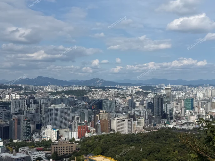남산 등산길 중간 전망 포인트에서 본 서울 도심