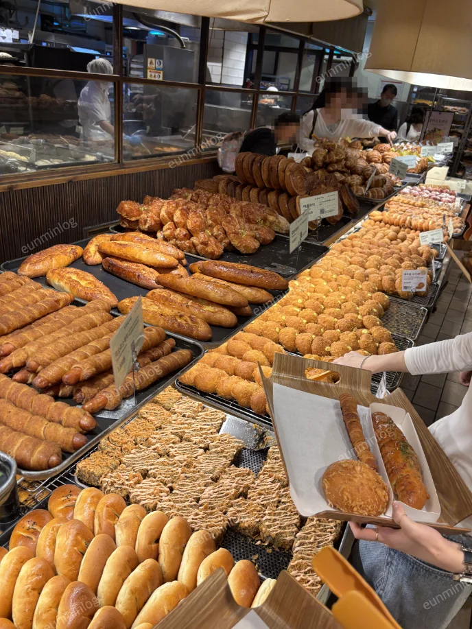 성심당 대전역점 애플파이, 고로케 빵 진열 사진