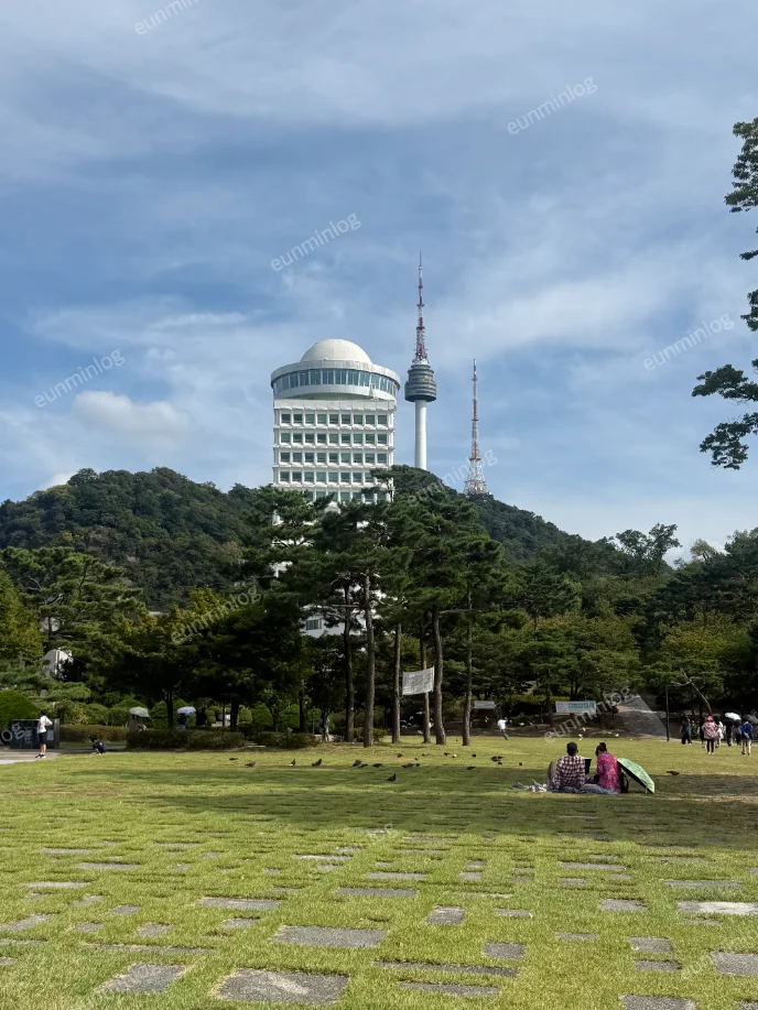 피크닉과 휴식을 즐기기 좋은 남산 백범광장
