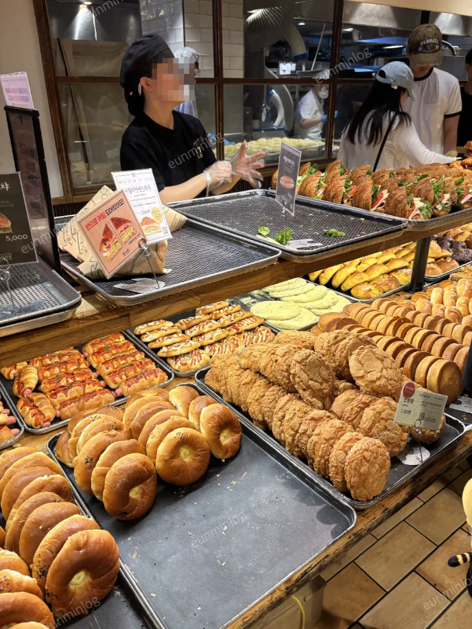 성심당 대전역점 소보로, 단팥빵 진열 사진