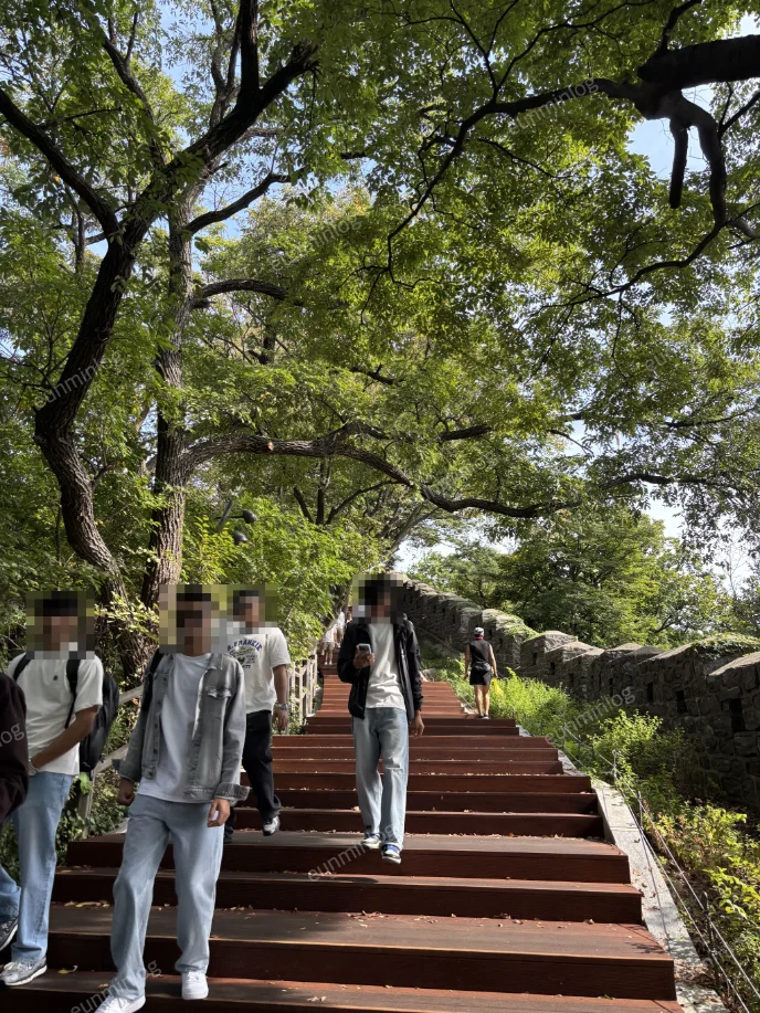 회현역에서 남산타워로 올라가는 계단식 산책로