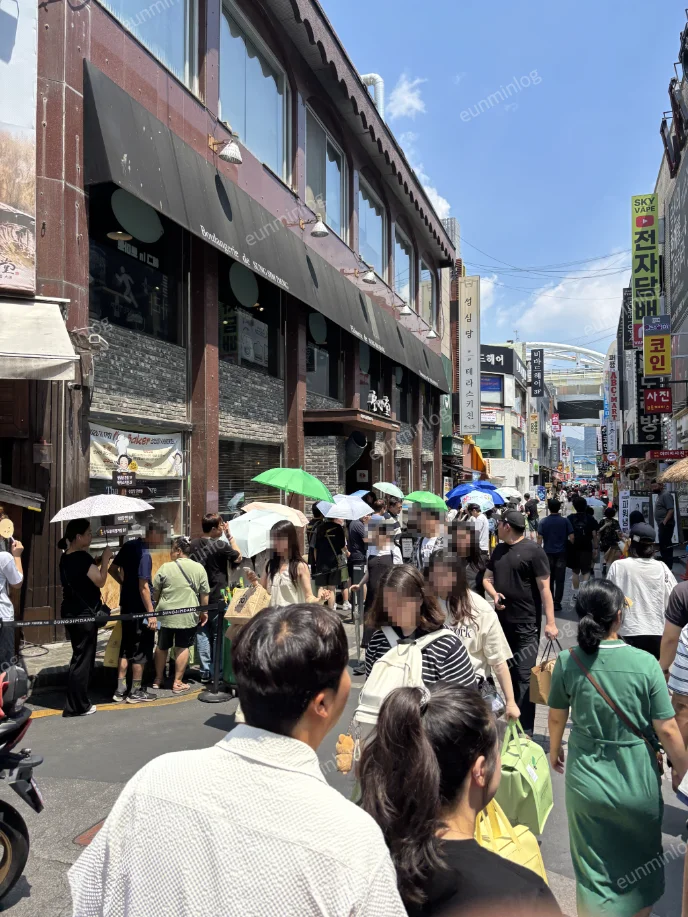 성심당 본점으로 이어지는 첫 번째 대기 줄