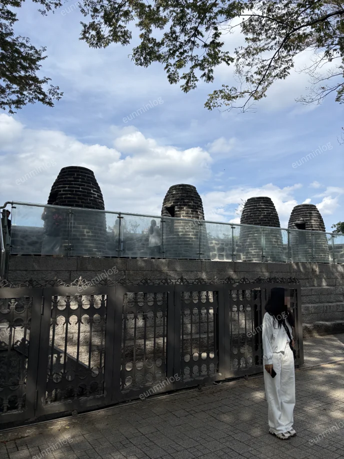 남산 정상의 팔각정과 목멱산 봉수대 주변