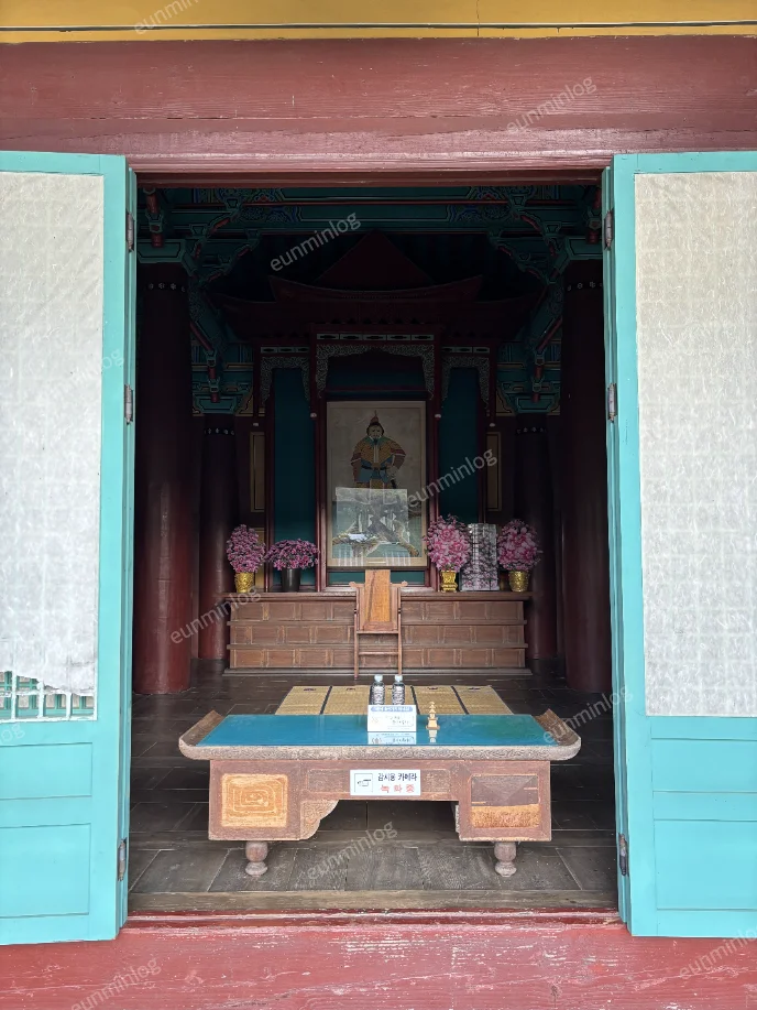 강감찬 장군의 영정이 모셔진 안국사 내부