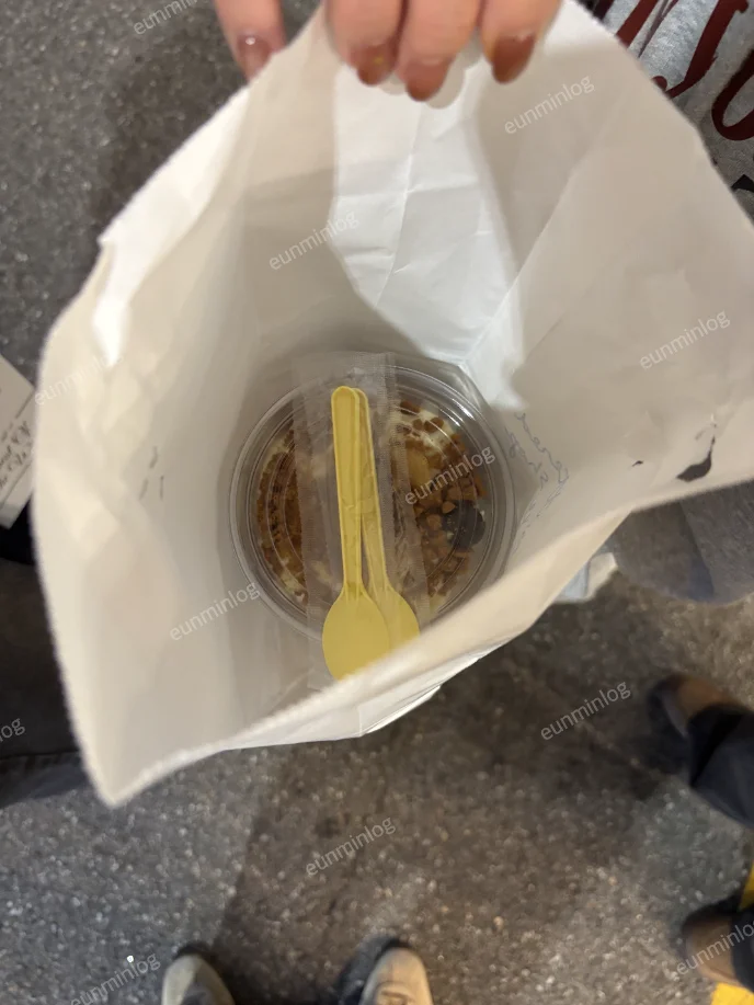 버터드베이크샵에서 포장한 바나나푸딩과 요거블루베리