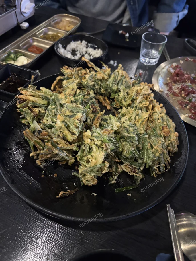 육회낙지탕탕이와 함께 주문한 바삭부추전