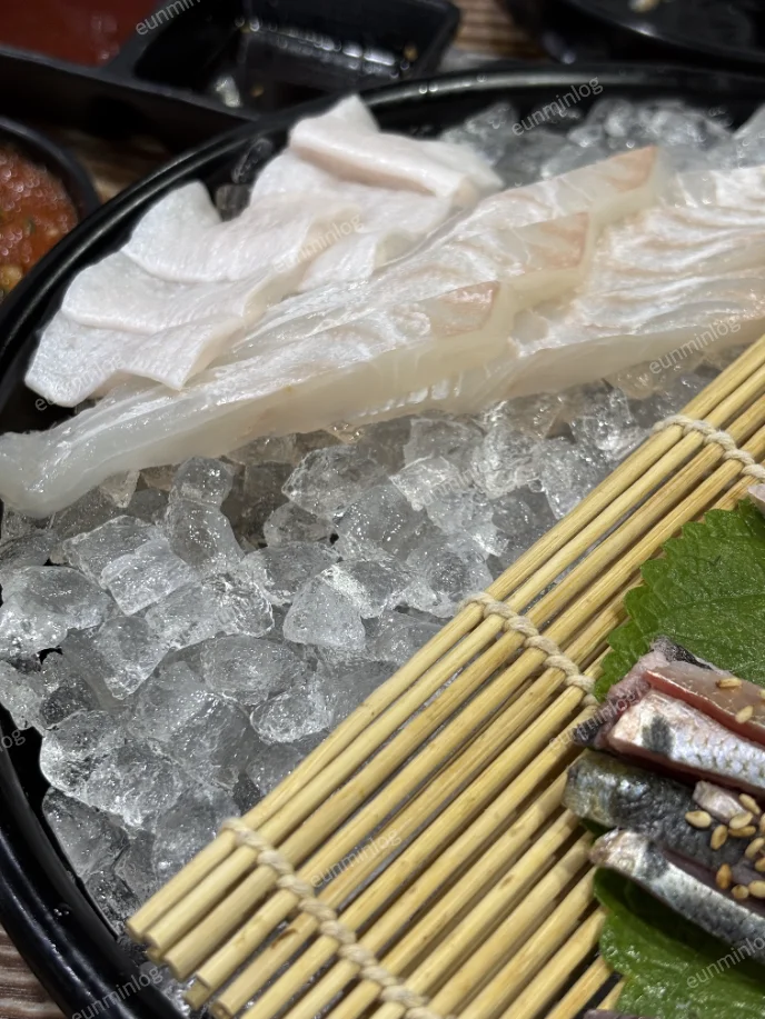 우리동네수산시장 얼음을 깐 접시에 담긴 두툼한 회