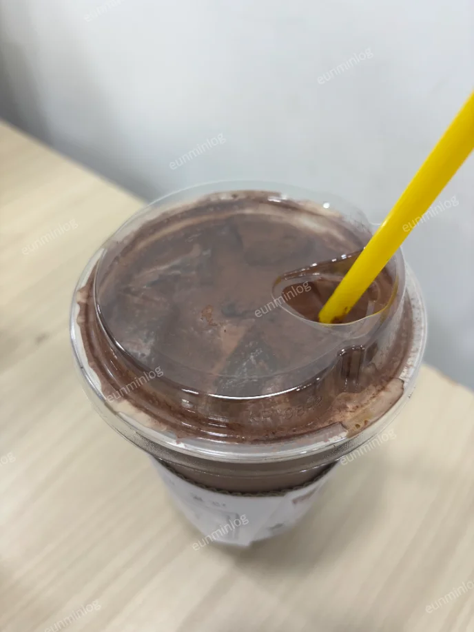 빨대 없이 마실 수 있는 넓은 음용구가 있는 블레이드 초코크림커피 뚜껑