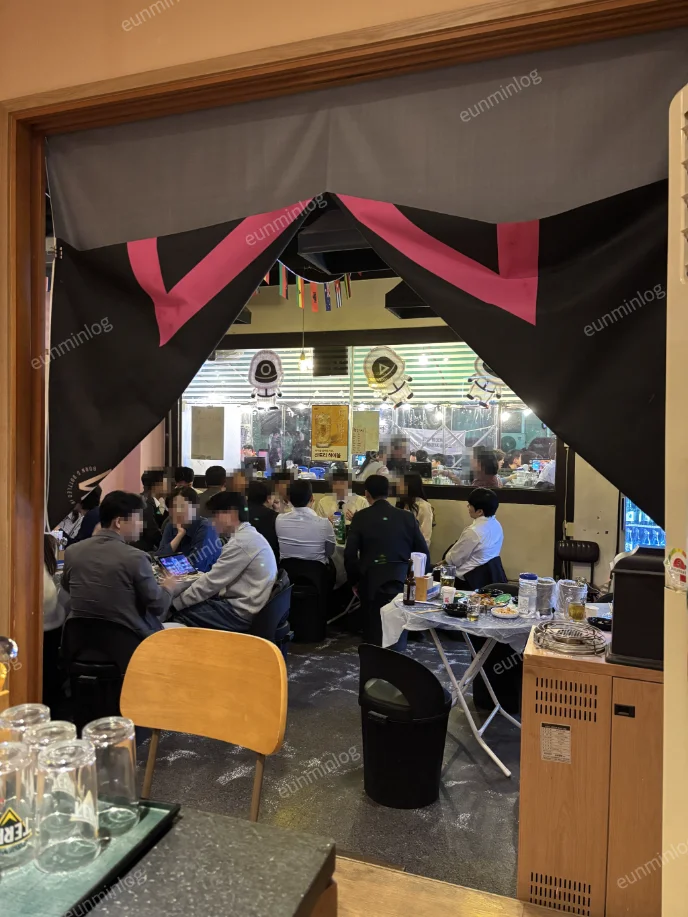 강남 456포차의 넓은 실내 테이블 공간