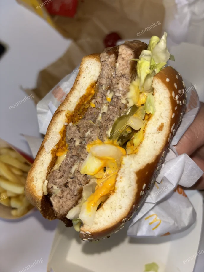 두툼한 쇠고기 패티와 치즈가 들어간 빅아치