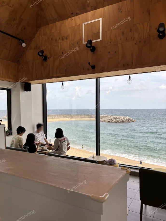 속초 살롱드해변 카페 3층 오션뷰와 4인석