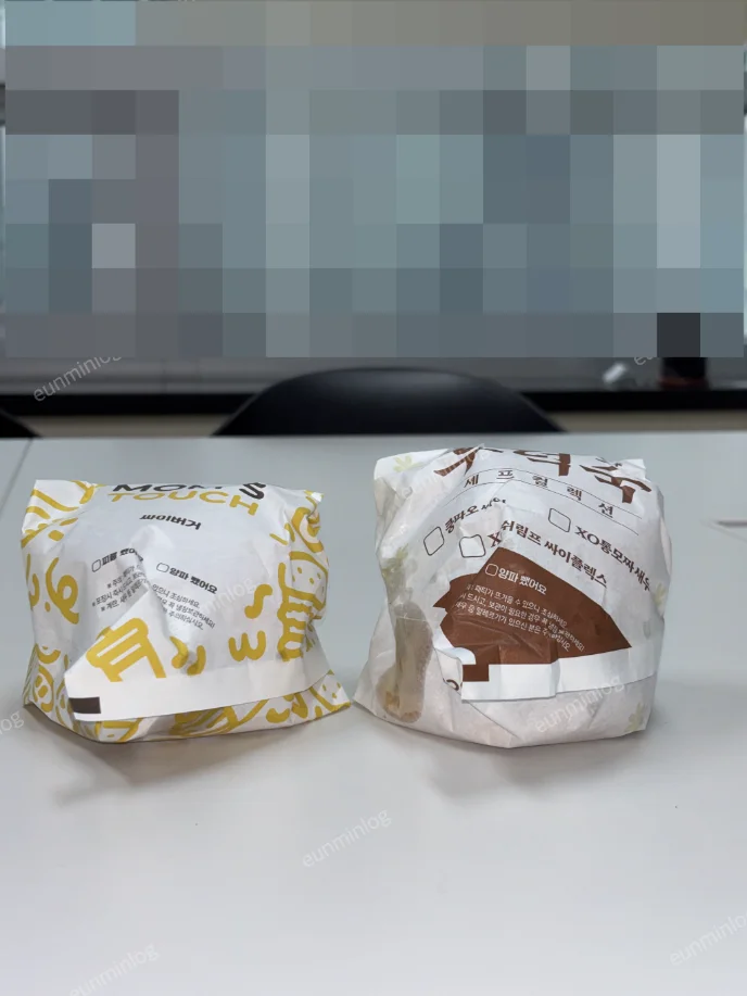 옆에서 비교한 싸이버거와 쿵파오싸이버거의 포장 높이
