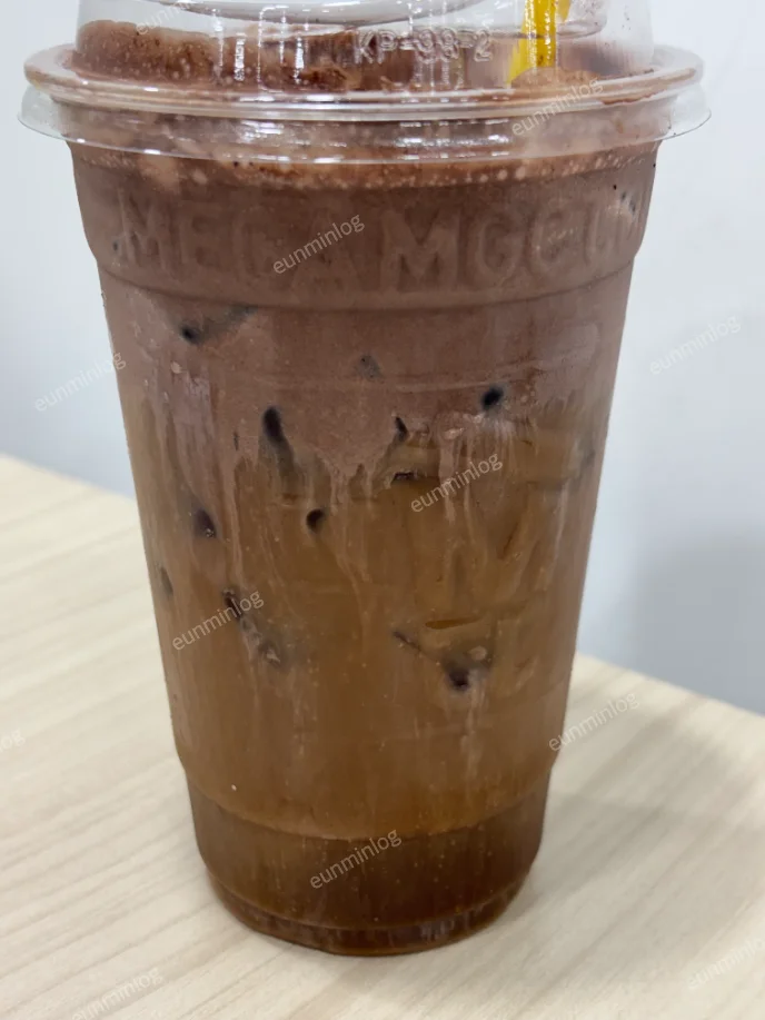 초코 크림과 아메리카노 층이 구분되는 메가커피 블레이드 초코크림커피