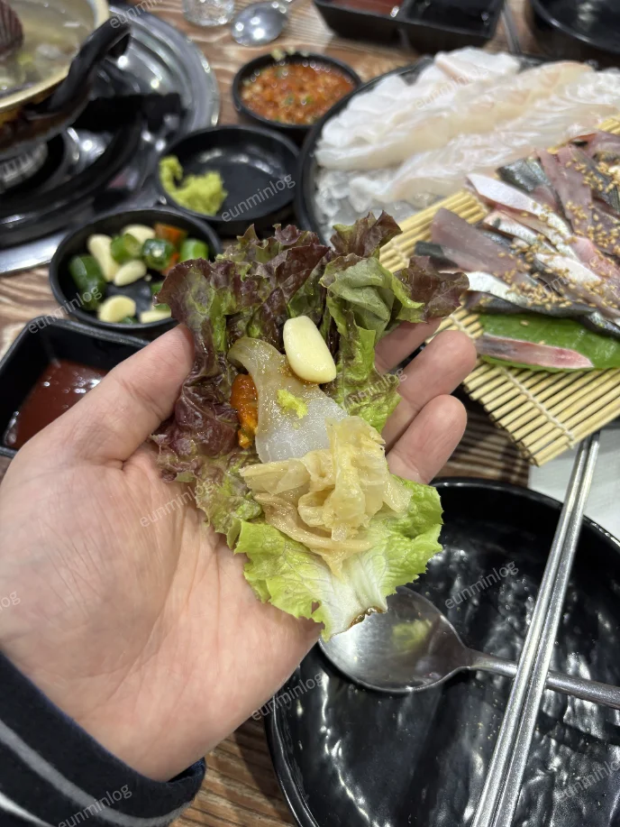우리동네수산시장 쌈채소와 백김치를 곁들인 회