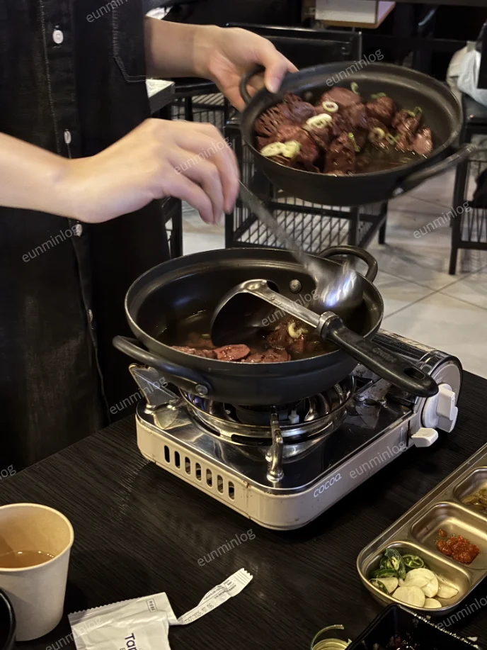 선지와 국물을 리필할 수 있는 함평육회 사당역점 맑은 선지국
