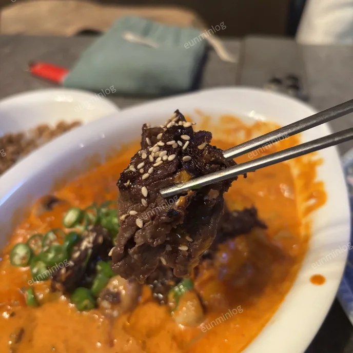 투움바 떡볶이 위에 올라간 소불고기 확대