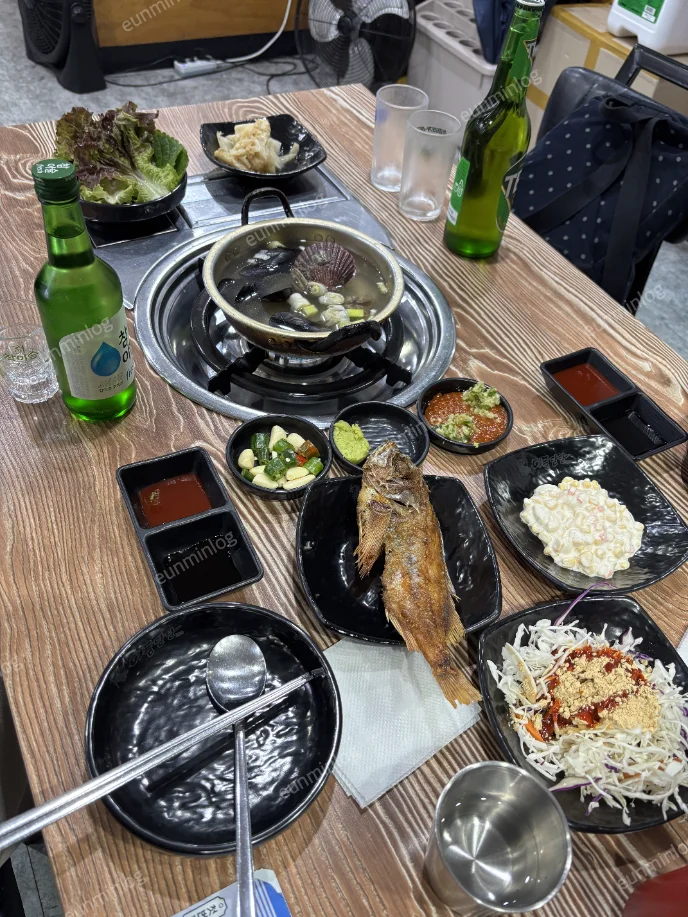 우리동네수산시장 홍합탕과 샐러드 등 기본찬